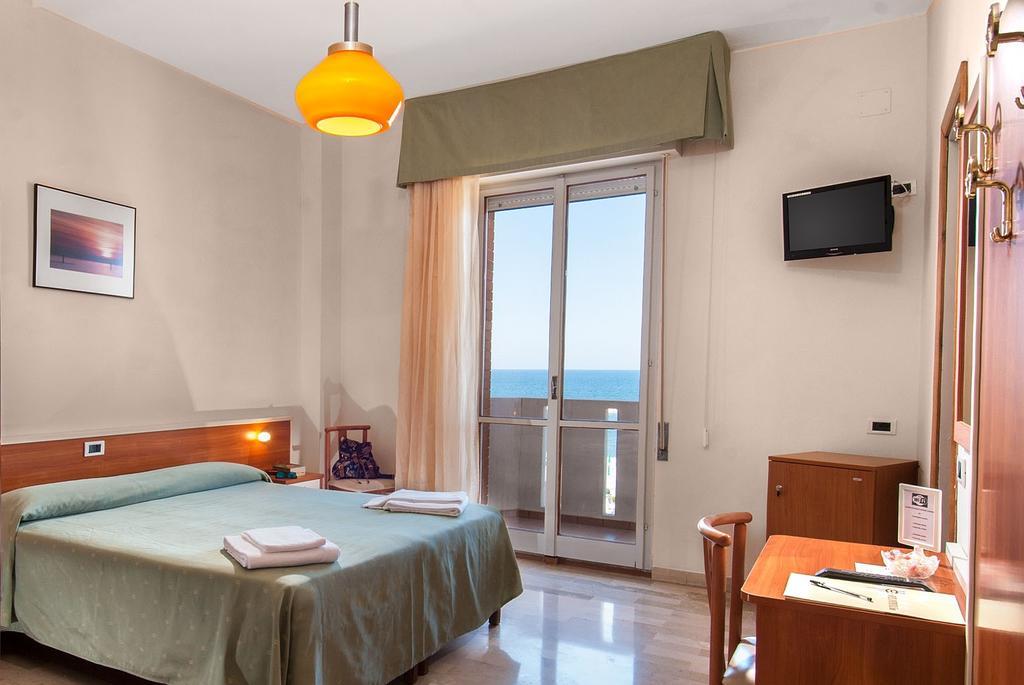Hotel Continental Фано Экстерьер фото